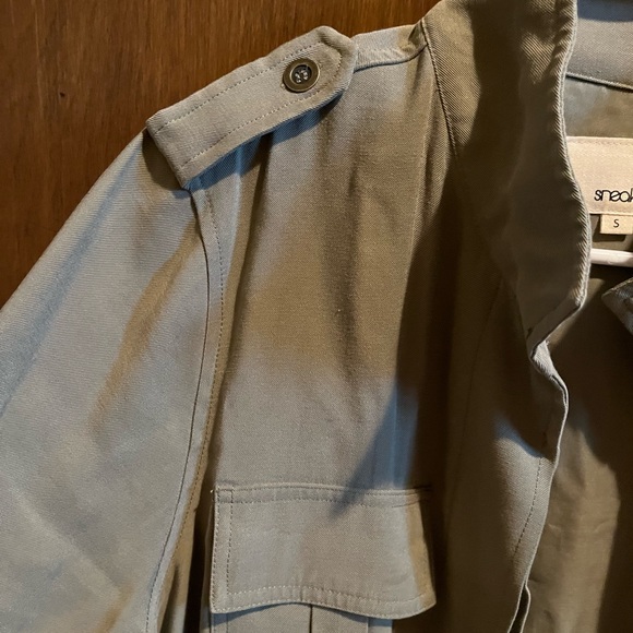 Lightweight seasonal jacket for Fall. Olive shade. - Picture 3 of 4